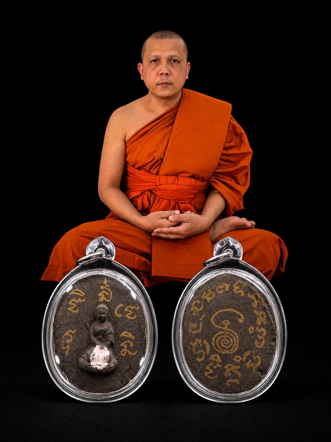 Powder Roop Lor Mae Charuwan with Hand Yant