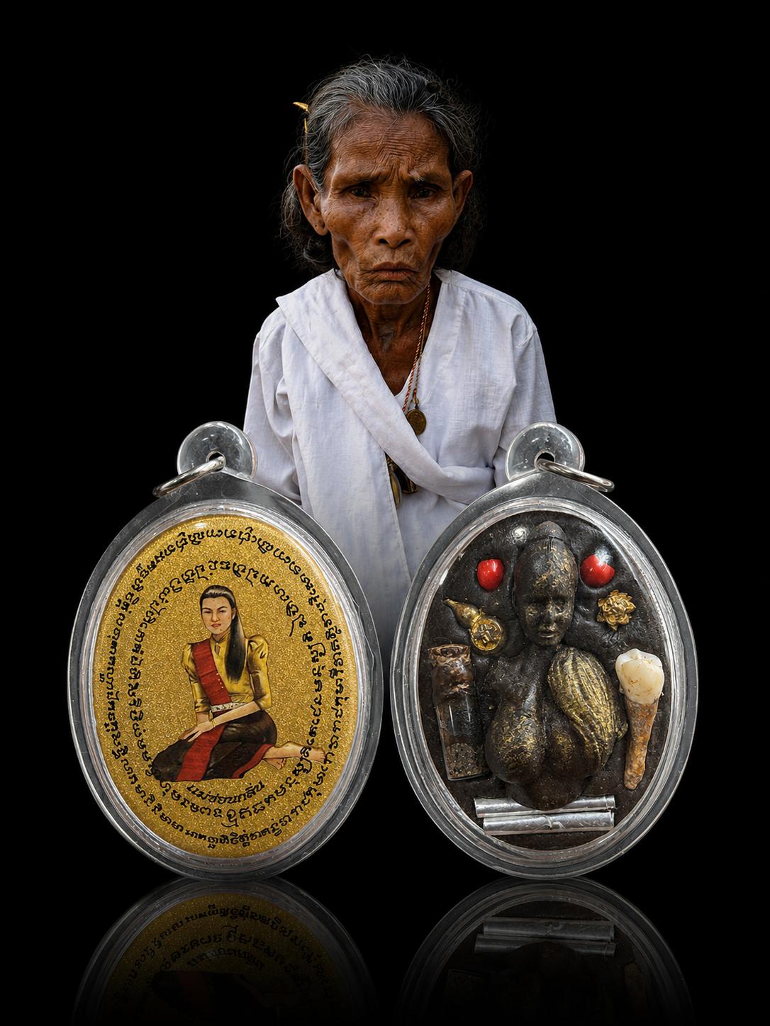 Mae Som Klin Golden Jumbo Locket